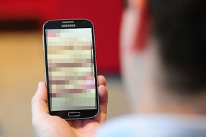 Nguy cơ bị lộ ảnh nhạy cảm luôn hiện hữu và người dùng có thể nhờ Facebook ngăn chặn từ đầu mối nguy này. Ảnh: Sky.