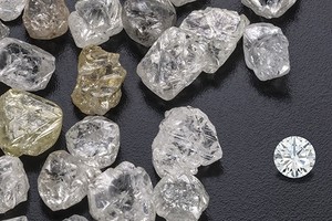 Cựu Tổng thống Mugabe từng tuyên bố rằng Zimbabwe đã mất 15 tỷ USD doanh thu khai thác kim cương trong năm 2016.