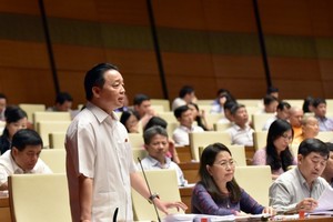 Bộ trưởng Bộ Tài nguyên và Môi trường Trần Hồng Hà phát biểu giải trình làm rõ một số nội dung liên quan đến định giá đất, quản lý, sử dụng đất đai trong quá trình cổ phần hóa doanh nghiệp nhà nước.(Ảnh: Quốc Khánh).