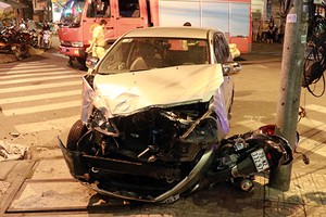 Ôtô hư hỏng sau va chạm. Ảnh: Xuân Ngọc.