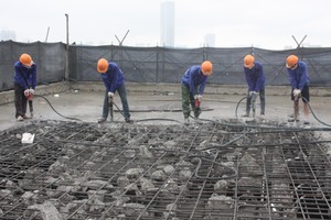 Với những công trình vi phạm bị cưỡng chế, phá dỡ, chủ đầu tư phải chi trả toàn bộ chi phí.Ảnh: Võ Hải.