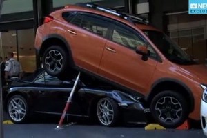 Nhân viên khách sạn lái xe Porsche của khách rúc gầm ôtô khác