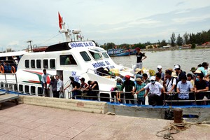 Tàu cao tốc đưa du khách từ đảo Lý Sơn sắp neo vào cảng Sa Kỳ. Ảnh: Phạm Linh.