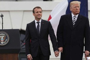 Liệu Tổng thống Mỹ Trump (phải) và Tổng thống Pháp Macron (trái) có còn giữ được sự thân thiện này khi Pháp là nước đi đầu trong khối EU về chủ trương đối đầu cứng rắn với Mỹ về thương mại . Ảnh: GETTY IMAGES.