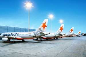 Phí dịch vụ tăng sẽ kéo giá máy bay tăng cao.