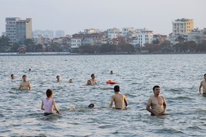 Người dân đổ ra Hồ Tây tắm mặc dù có biển cấm