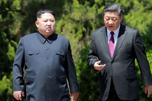 Kim Jong-un (trái) trò chuyện cùng Chủ tịch Tập Cận Bình tại Đại Liên, Trung Quốc hồi tháng trước. Ảnh: AFP.