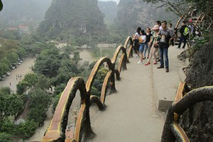 Công trình khủng xâm phạm vùng lõi di sản Tràng An. Ảnh: Lam Sơn.