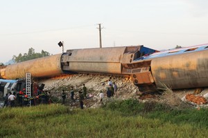 Hiện trường tàu SE19 tông xe ben khiến nhiều toa bị lật ở Thanh Hóa. Ảnh: Lê Hoàng.