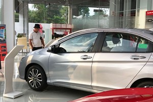 Khách hàng xem xe tại một đại lý Honda ở Quận 2, TP HCM.