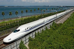 Tàu Shinkansen của Nhật vận hành tốc độ 300 km/h. Ảnh: Hitravel.