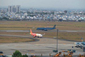 Sân bay Tân Sơn Nhất luôn có lưu lượng hành khách lớn. Ảnh: Xuân Hoa. 