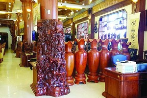 Bên trong một cơ sở sản xuất đồ gỗ ở Đồng Kỵ.