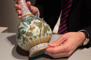 Chiếc bình cổ từ thế kỷ 18 được tìm thấy trong hộp đựng giày. (Nguồn: Thomas Samson | AFP | Getty Images).