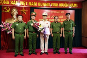 Trung tướng Trần Văn Vệ và các lãnh đạo Tổng cục Cảnh sát chúc mừng Đại tá Trần Ngọc Hà được tín nhiệm giao phó trọng trách mới, Cục trưởng Cục Cảnh sát hình sự. (Ảnh: CAND).