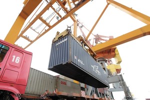 "Đà đi lên” của nền kinh tế không chỉ thể hiện qua sản xuất công nghiệp hay nông nghiệp, mà còn ở kim ngạch xuất nhập khẩu. Ảnh: Đức Thanh.