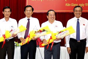 Ông Mai Văn Huỳnh (thứ hai từ phải sang). Ảnh: An Thới.