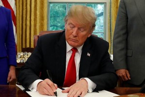 Tổng thống Mỹ Donald Trump ý sắc lệnh ngừng chia rẽ gia đình nhập cư ở biên giới ngày 20/6. (Ảnh: Reuters).