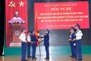 Thiếu tướng Nguyễn Văn Sơn, Tư lệnh CSB Việt Nam trao Quân kỳ Quyết thắng cho các đơn vị. Ảnh: QĐND.