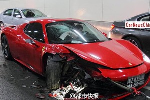 Nữ tài xế đâm nát siêu xe Ferrari đi thuê