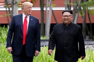Tổng thống Mỹ Donald Trump và lãnh đạo Triều Tiên Kim Jong-un gặp gỡ tại Singapore hôm 12/6. Ảnh: Reuters.