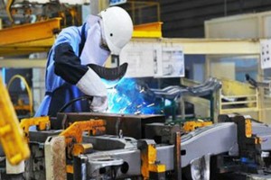 Sản xuất trong dây chuyền lắp ráp của một doanh nghiệp nước ngoài. Ảnh: AP.