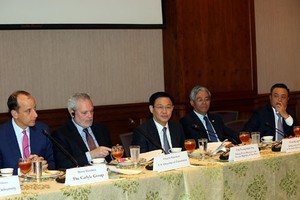 Phó Thủ tướng Vương Đình Huệ trong cuộc làm việc với lãnh đạo Phòng Thương mại Mỹ.