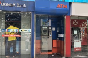 Khách hàng giao dịch tại một ATM của DongA Bank. Ảnh: Ngân Hà.