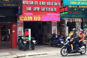 Các tiệm cầm đồ tại TPHCM vào mùa “hốt bạc” do nhu cầu cầm cố tài sản của người dân tăng cao.