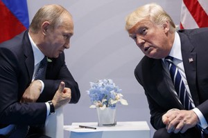 Putin (trái) trò chuyện cùng Trump bên lề hội nghị G20 tại Hamburg, Đức năm ngoái. Ảnh: AP.