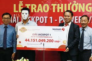 Khách hàng đeo mặt nạ che mặt khi nhận giải thưởng hơn 44 tỷ đồng. Ảnh: Xuân Ngọc.