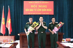 Thượng tướng Nguyễn Trọng Nghĩa chúc mừng Thiếu tướng Vũ Văn Sỹ và Đại tá Thái Văn Minh. Ảnh báo Gia Lai.