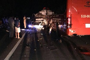 Tai nạn giữa hai ôtô làm nhiều người bị thương ở Khánh Hòa. Ảnh: An Phước.