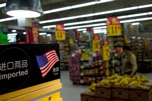 Hàng nhập khẩu của Mỹ tại một siêu thị ở Thượng Hải. Ảnh: Reuters.