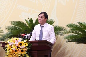 Giám đốc Sở Xây dựng Hà Nội Lê Văn Dục tại phiên chất vấn sáng nay 6/7.