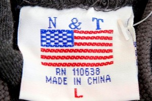 Mác áo một chiếc áo len bán trong một cửa hàng lưu niệm tại Washington (Mỹ). Ảnh: Reuters.