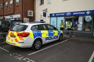 Cảnh sát Anh ngày 4/7 đứng gác bên ngoài một hiệu thuốc ở thị trấn Amesbury. Ảnh: AFP.