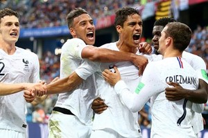 Pháp 2-0 Uruguay: Vũ khí bất ngờ và sự cô độc của Suarez