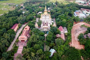 Chùa Bửu Long (đường Nguyễn Xiển, quận 9, TP HCM) được xây dựng từ năm 1942. Chùa nằm trên khuôn viên rộng 11 ha, vị trí là ngọn đồi phía tây sông Đồng Nai, cách trung tâm thành phố khoảng 25 km.
Năm 2007 chùa Bửu Long được trùng tu và xây dựng thêm. Chùa có lối kiến trúc đặc trưng của các chùa Thái Lan, Ấn Độ và kết hợp cùng nét kiến trúc các chùa thời Nguyễn tạo nên vẻ đẹp độc đáo.