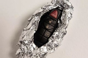 Bọc chìa khóa thông minh vào giấy bạc được cho là cách hữu hiệu để ngăn chặn các vụ trộm ôtô công nghệ cao. Ảnh: DFP.