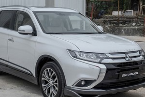 Mẫu crossover Outlander được giảm giá mạnh.