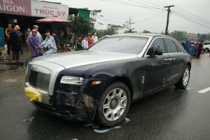 Ôtô bình dân đâm móp đầu xe Rolls-Royce, thiệt hại 135.000 USD