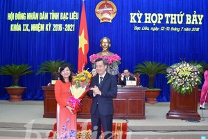 Bí thư Tỉnh ủy Bạc Liêu Nguyễn Quang Dương chúc mừng đồng chí Lâm Thị Sang. 