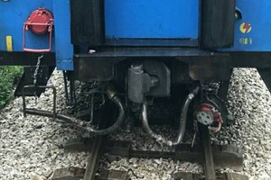 Vị trí móc nối giữa các toa tàu bị đứt (Ảnh: CTV).