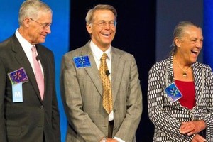 Bà Alice Walton, ông Jim Walton và ông Rob Walton là 3 người con của nhà sáng lập Walmart Ảnh: CNBC.