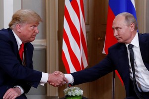 Tổng thống Trump và Tổng thống Putin bắt tay cuộc gặp ở Phần Lan (Ảnh: Reuters).