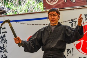 Một người đàn ông mặc trang phục ninja và giảng dạy tại Trường Ninja ở thành phố Iga, Nhật Bản. (Nguồn: Phuong D. Nguyen / Shutterstock)