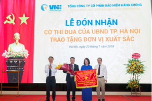 Bảo hiểm Hàng không (VNI) đón nhận cờ thi đua của UBND TP Hà Nội trao tặng.