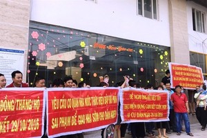 Khách hàng đã nhiều lần căng băng rôn đòi giao nhà vì chủ đầu tư trễ hẹn giao nhà hơn 2 năm.