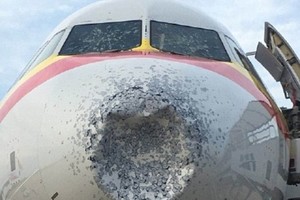 Máy bay bị lõm đầu sau khi bay qua vùng mưa đá. (Ảnh: CAAC).